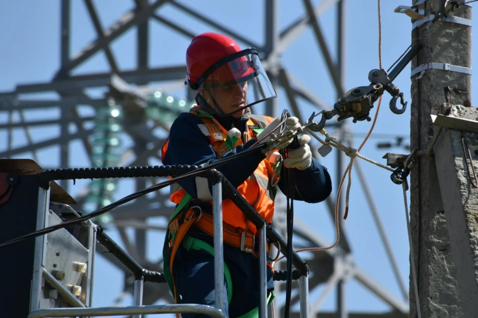 Field service engineer using OctopusPro software to manage customer jobs and service operations